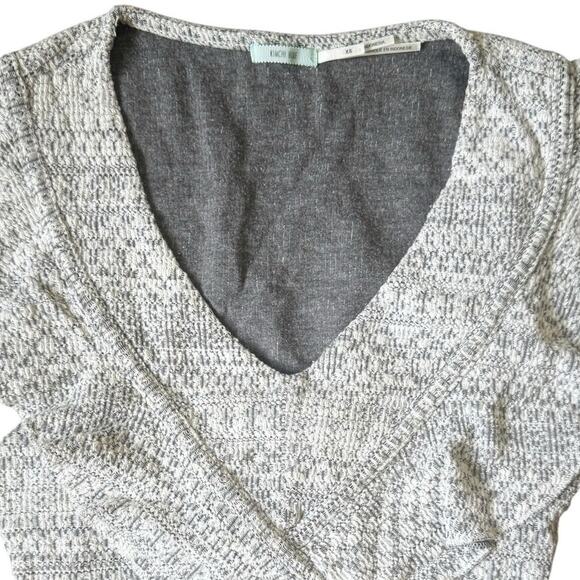 Kimchi Blue V-Neck Knit Crop Top Flutter Sleeve Tie Back Grey White Womens Sz XS - Picture 3 of 10